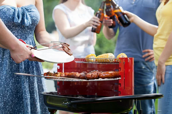 Amici che fanno festa con barbecue — Foto Stock