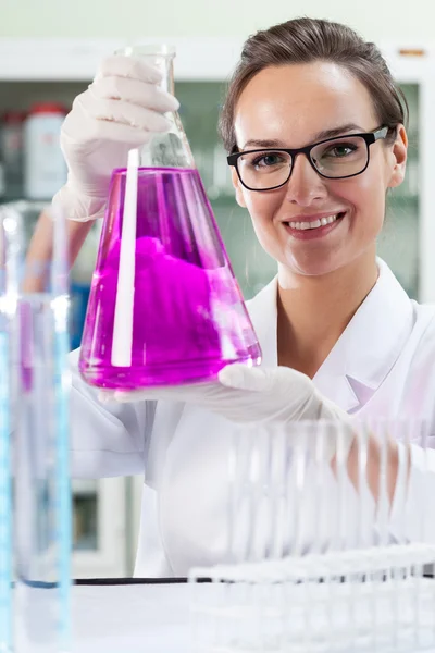Kobieta eksperymentować w laboratorium — Zdjęcie stockowe
