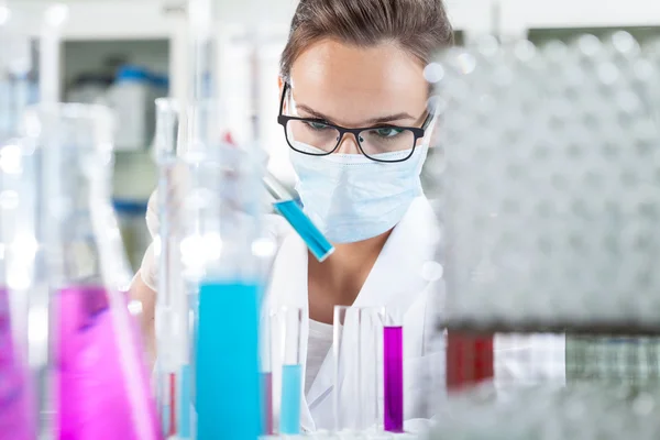 Woman analyzing liquid in test tube — Stock Photo, Image