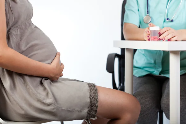 Donna incinta durante un appuntamento medico — Foto Stock