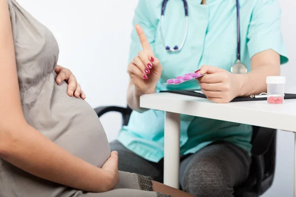 Ginecologista conversando com mulher grávida — Fotografia de Stock