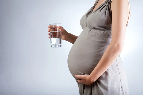 Beber água durante a gravidez — Fotografia de Stock