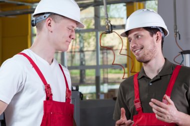 çalışma sırasında fabrika tartışırken gelen arkadaşları