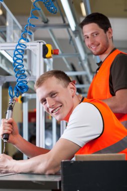 adam fabrikasında montaj işlemi denetleme