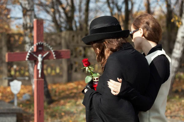 Women on the cemetery — Stock Photo, Image