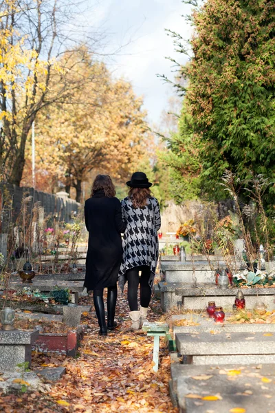 Sisters in mourning — Stock Photo, Image