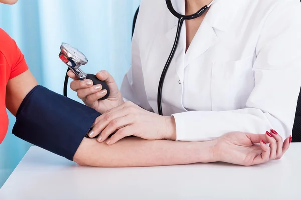 Zbadać lekarz robi profesjonalny ciśnienia — Zdjęcie stockowe