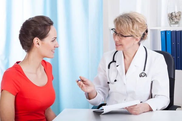 Paciente feliz no consultório médico — Fotografia de Stock