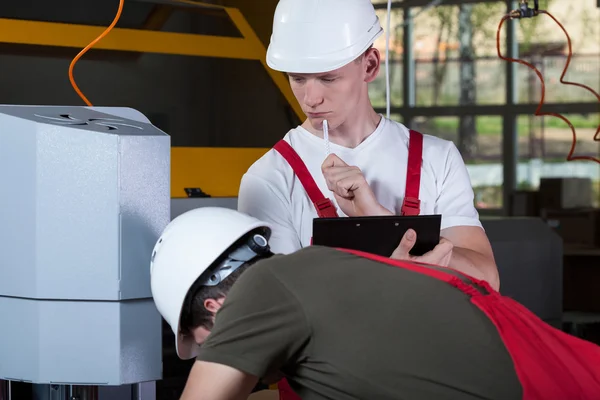 Engineer controlling woker's job — Stock Photo, Image