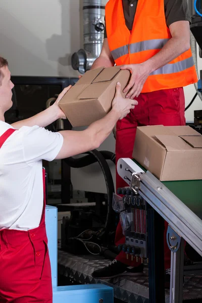 Uomini durante il lavoro al magazzino di distribuzione — Foto Stock