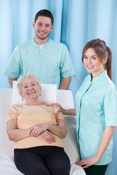 Studenter av sjukgymnast och Geriatriska patienten — Stockfoto