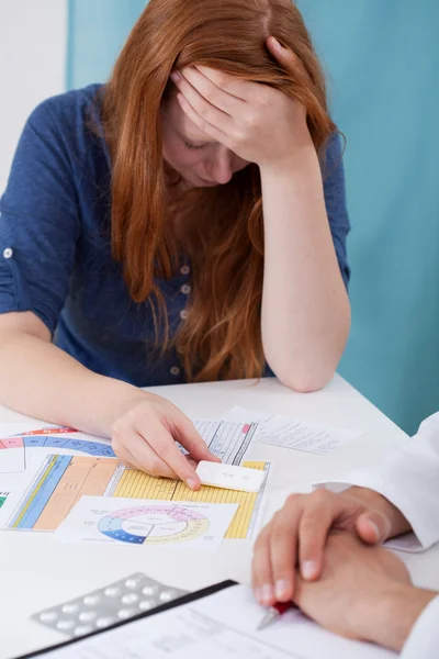 Junges Mädchen mit positivem Schwangerschaftstest — Stockfoto