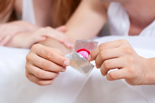 Couple with a condom — Stock Photo, Image