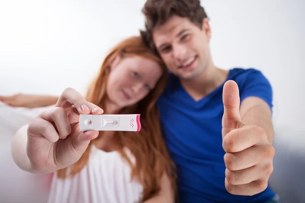 Teenagers with negative pregnancy test — Stock Photo, Image