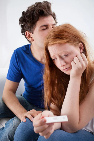 Triest paar met zwangerschapstest — Stockfoto