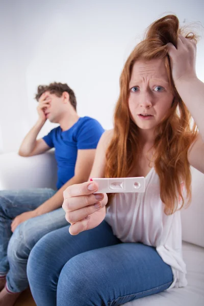 Adolescentes com teste de gravidez positivo — Fotografia de Stock