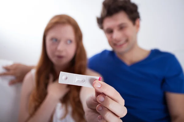 年轻夫妇与妊娠测试阴性 — 图库照片
