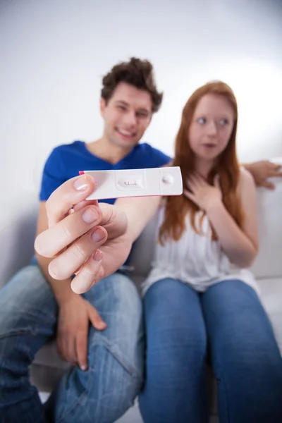 Gelukkige paar met positieve zwangerschapstest — Stockfoto