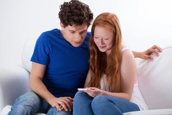 Young couple and positive pregnancy test — Stock Photo, Image
