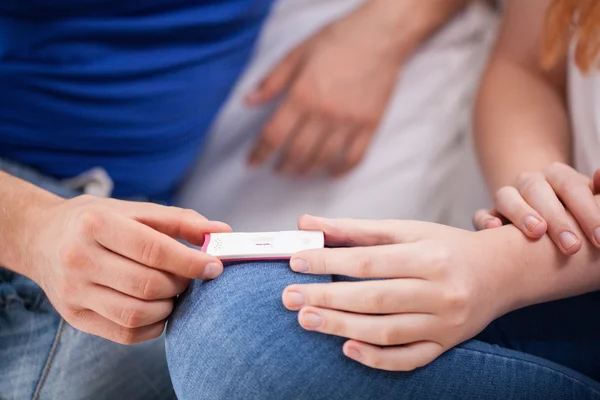 Zukünftige Eltern mit positivem Schwangerschaftstest — Stockfoto