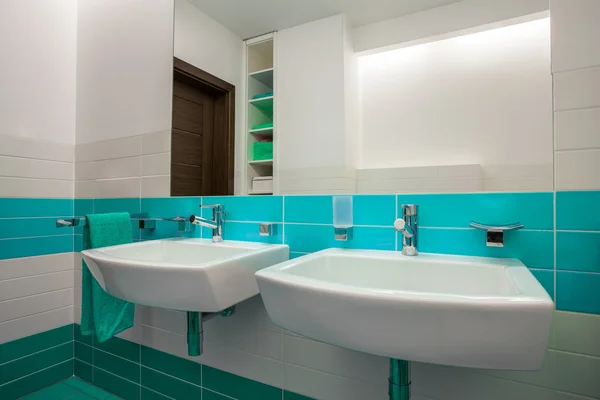 Bagno bianco con elementi blu — Foto Stock