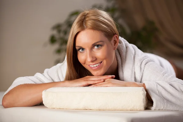 Mulher feliz relaxando no spa — Fotografia de Stock