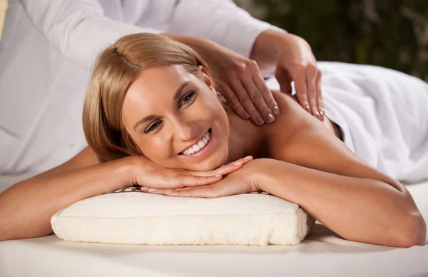 Mujer hermosa durante el masaje — Foto de Stock