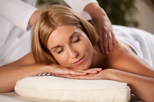 Angenehme Massage im Wellnessbereich — Stockfoto