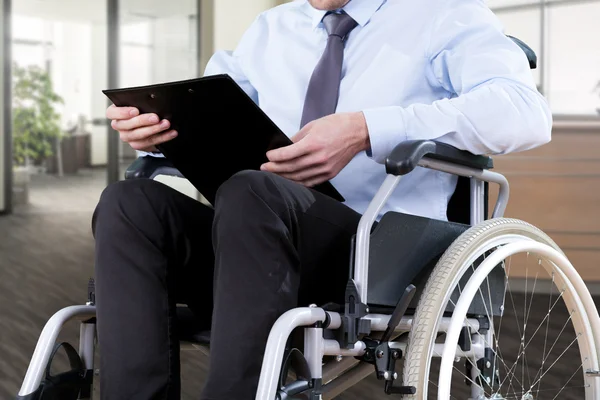 Behinderte Büroangestellte — Stockfoto