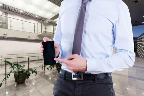 Trabalhador de escritório com smartphone — Fotografia de Stock