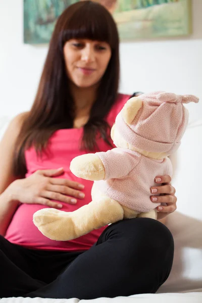 Mulher grávida com brinquedo — Fotografia de Stock