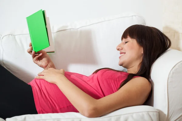 Pregnant woman reading book — Stock Photo, Image