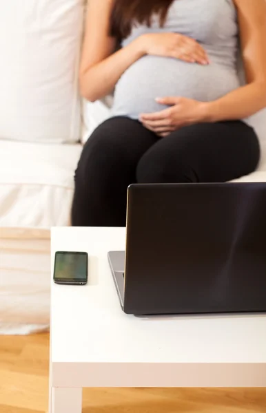 Mujer embarazada en casa — Foto de Stock