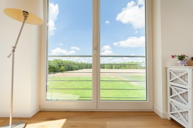 büyük balkon pencerelerden göster