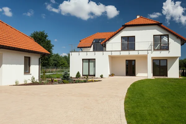 Moderne huis met eigen garage — Stockfoto