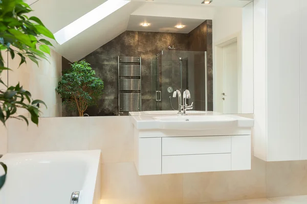 Miroir reflet de salle de bain moderne spacieuse — Photo