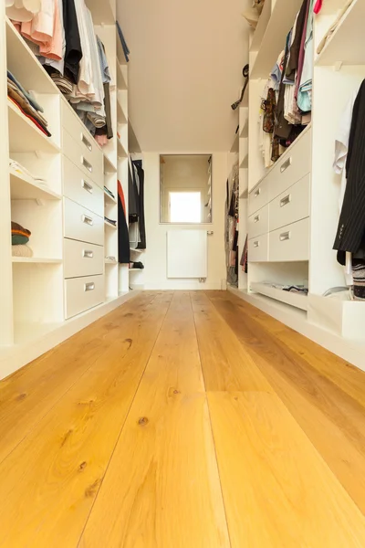 Walk-in closet na casa moderna — Fotografia de Stock