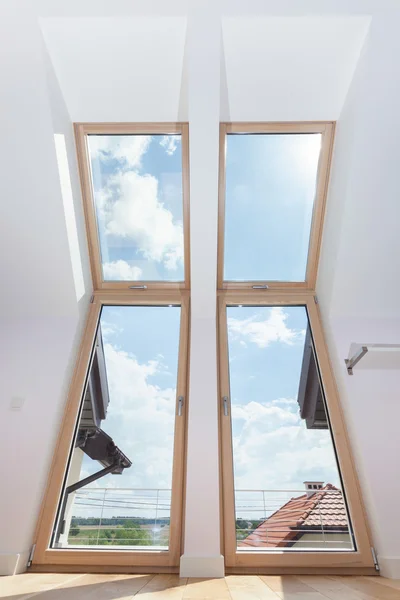 Grande terrazza porte con finestre sul tetto — Foto Stock