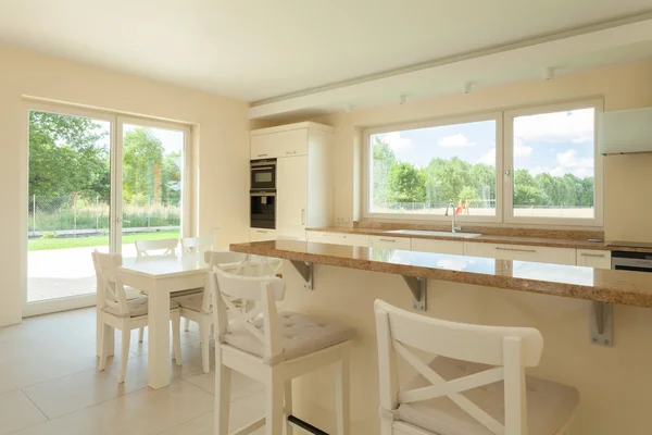 Cuisine blanche dans la maison moderne — Photo