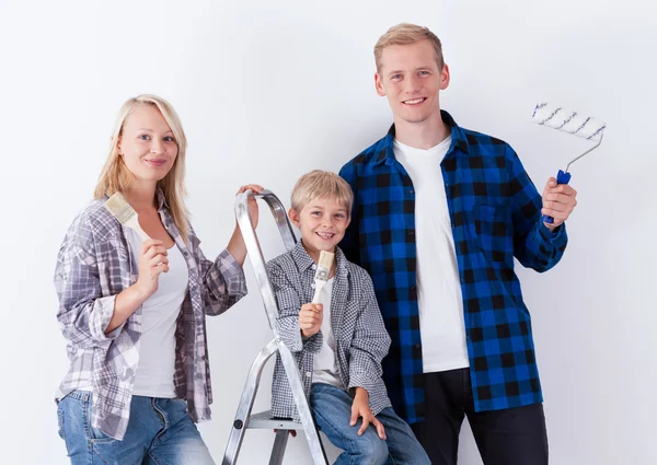 Famille heureuse pendant la rénovation de la maison — Photo