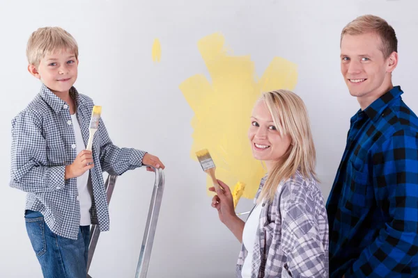 Familia pintando una pared — Foto de Stock
