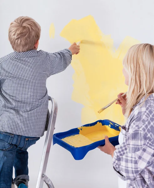 Criança na escada pintando a parede — Fotografia de Stock