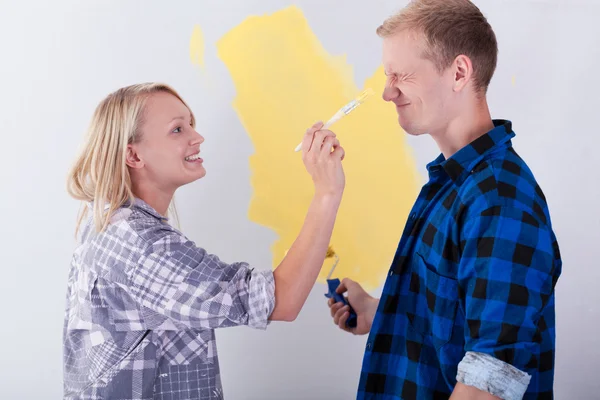 Junges Paar hat Spaß in ihrem neuen Haus — Stockfoto