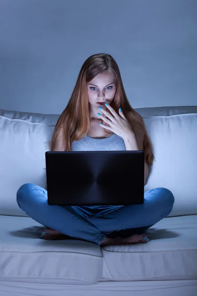 Dívka sledovat video na internetu — Stock fotografie