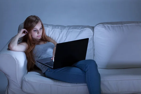 Girl surfing on the internet — Stock Photo, Image