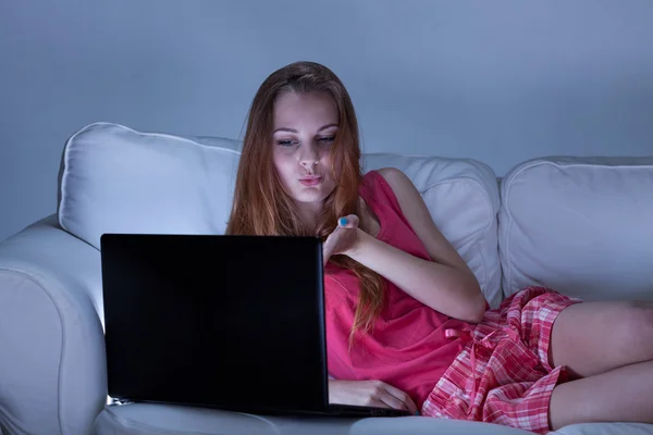 Chica en pijama hablando con su novio — Foto de Stock