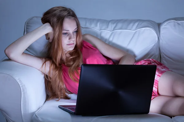 Chica en pijama escribiendo en foros — Foto de Stock