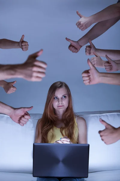 Menina que vive no mundo virtual — Fotografia de Stock