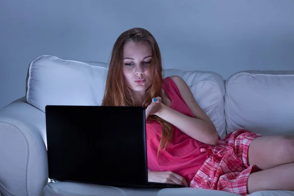 Girl in pyjamas talking with her boyfriend — Stock Photo, Image