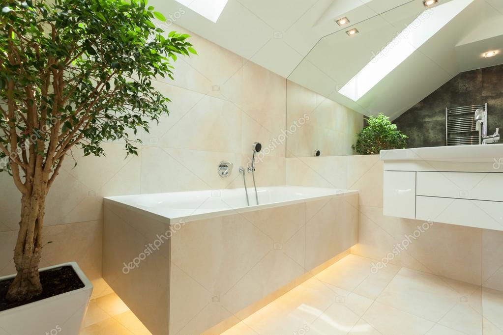 bañera iluminada en cuarto de baño moderno — Foto de stock ... bañera iluminada en cuarto de baño moderno — Foto de stock ...